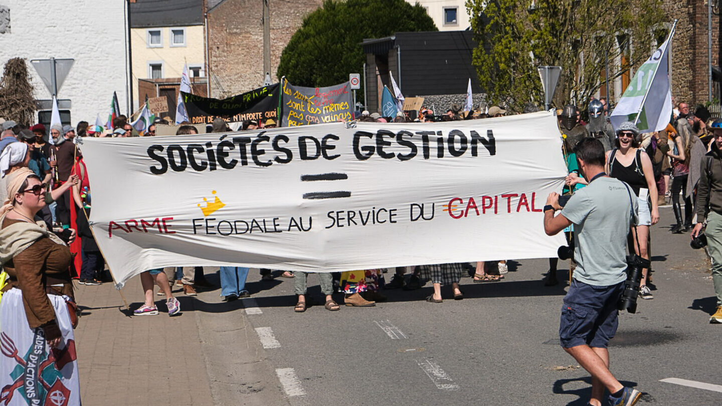 Manifestants qui démarrent leur cortège pour dénoncer le poids des sociétés de gestion de terre.