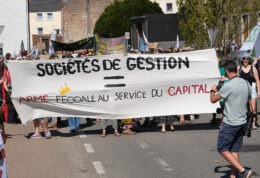 Manifestants qui démarrent leur cortège pour dénoncer le poids des sociétés de gestion de terre.
