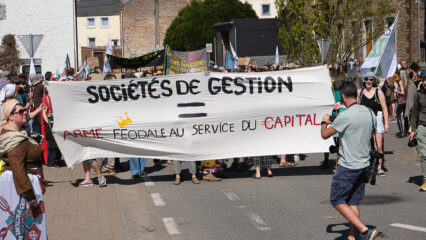 Manifestants qui démarrent leur cortège pour dénoncer le poids des sociétés de gestion de terre.
