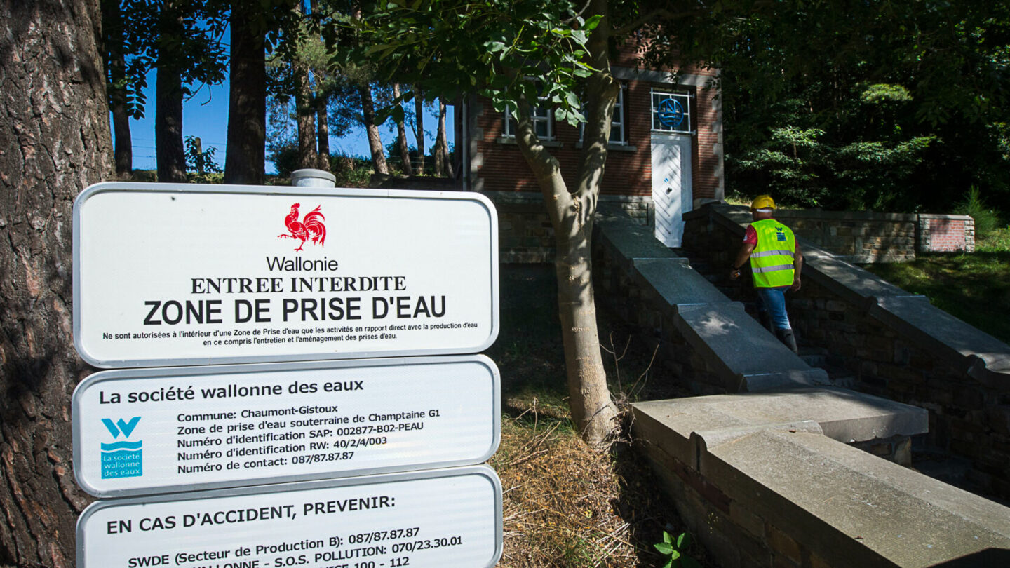 Entrée d'un point de captage d'eau de la SWDE en Wallonie.