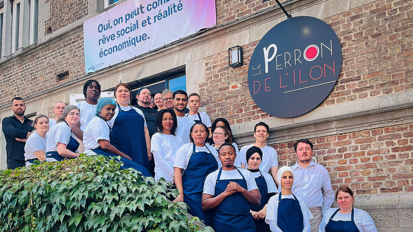 L'équipe du Perron de l'Illon à Namur devant le restaurant.