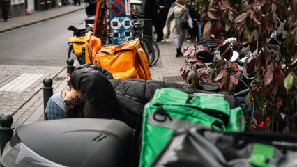 Livreur couché sur son scooter