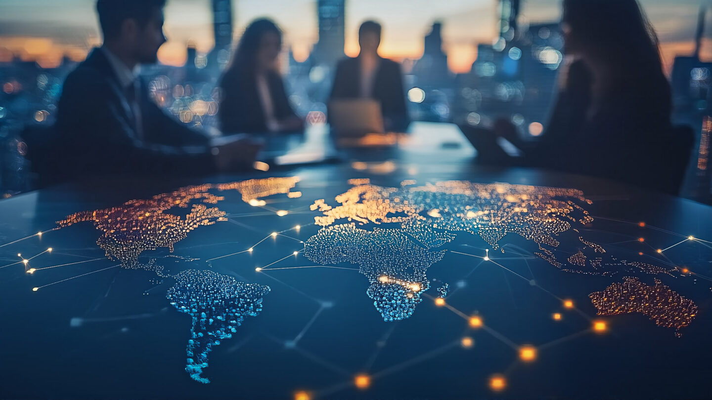 Image de partenaires commerciaux devant une carte du monde lumineuse.