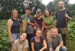 Une des équipes de bénéficiaires de l'agriculture sociale, au milieu de plantations.