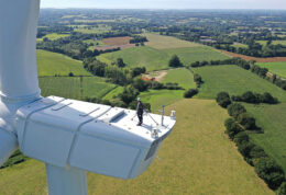 En Wallonie, de plus en plus d'éoliennes poussent dans les champs.