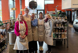 Les employées de l'Épicerie de la gare, à Dinant, posent pour une photo de groupe au centre du magasin.