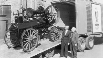 Un modèle d’exposition de tracteur fonctionnant à la vapeur et datant du début du 20e siècle.