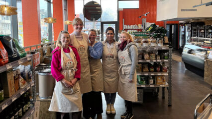 Les employées de l'Épicerie de la gare, à Dinant, posent pour une photo de groupe au centre du magasin.