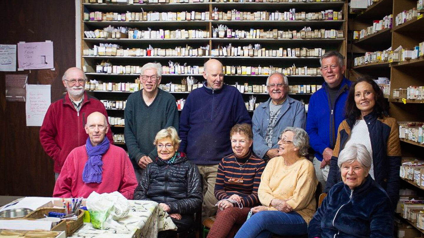 Une partie de l'équipe des Fraternités ouvrières pose devant une grainothèque.
