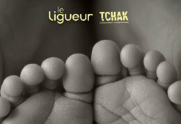 Deux pieds de bébés en noir et blanc, avec les logos de Tchak et du Ligueur.