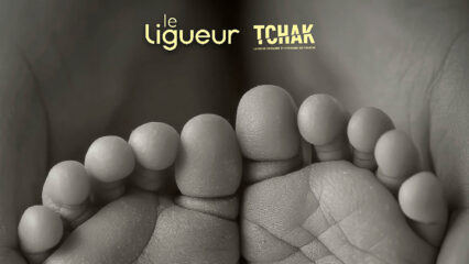 Deux pieds de bébés en noir et blanc, avec les logos de Tchak et du Ligueur.