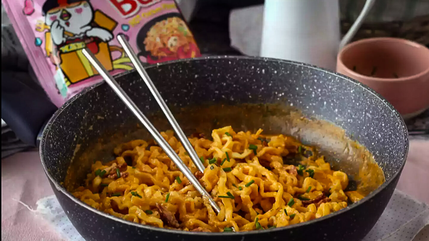 Une poêlée de nouilles Buldak dans un wok.