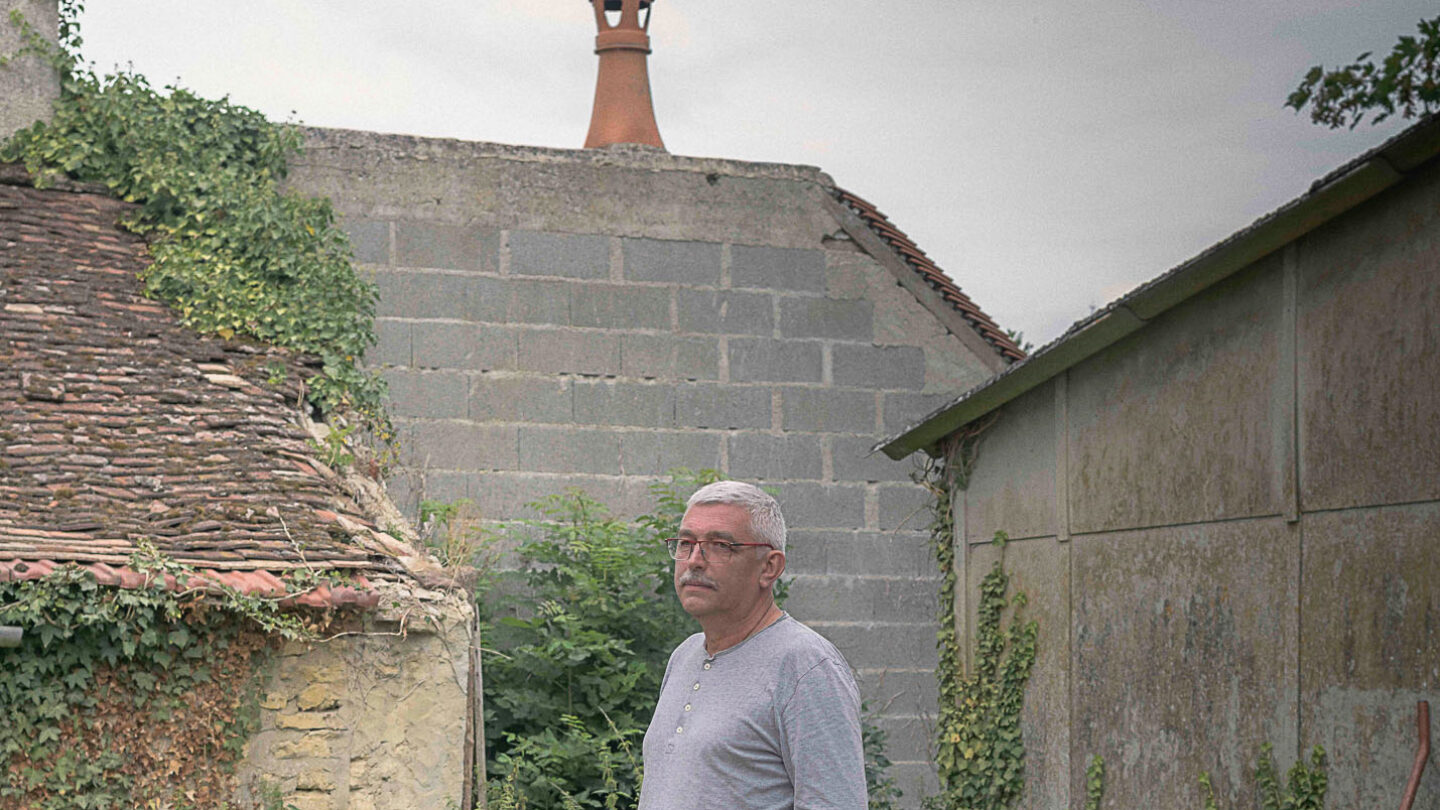 Antoine Lambert, agriculteur président de l'association française Phyto-Victimes, au milieu de son petit jardin.