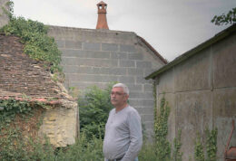 Antoine Lambert, agriculteur président de l'association française Phyto-Victimes, au milieu de son petit jardin.