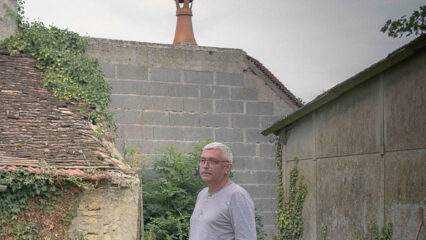 Antoine Lambert, agriculteur président de l'association française Phyto-Victimes, au milieu de son petit jardin.