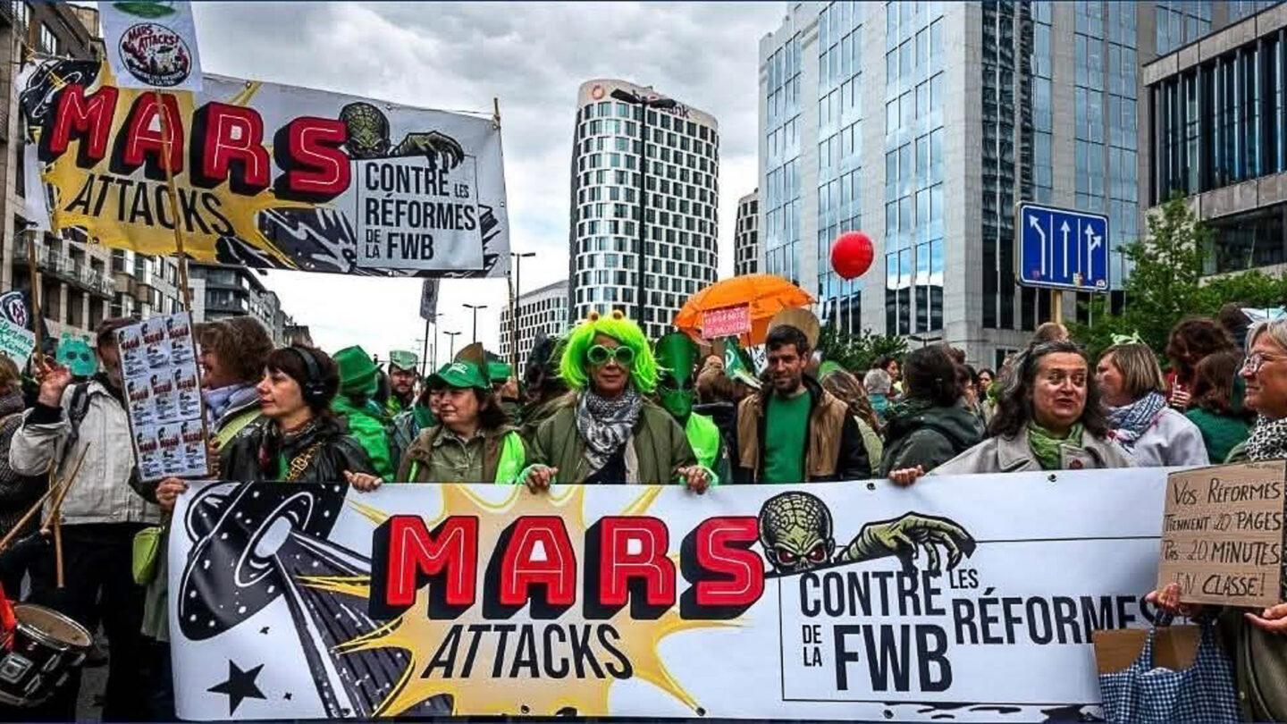 Rassemblés derrière une bannière du collectif Mars Attack, des enseignant·es manifestent contre les réformes en cours.