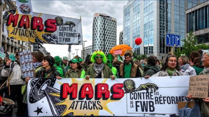 Rassemblés derrière une bannière du collectif Mars Attack, des enseignant·es manifestent contre les réformes en cours.