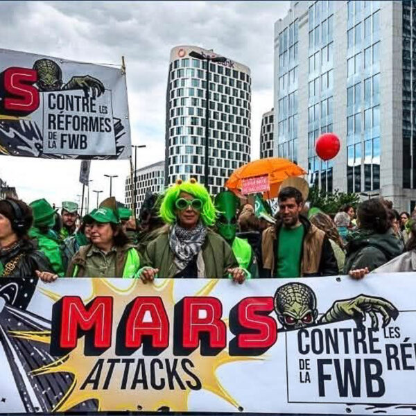 Rassemblés derrière une bannière du collectif Mars Attack, des enseignant·es manifestent contre les réformes en cours.