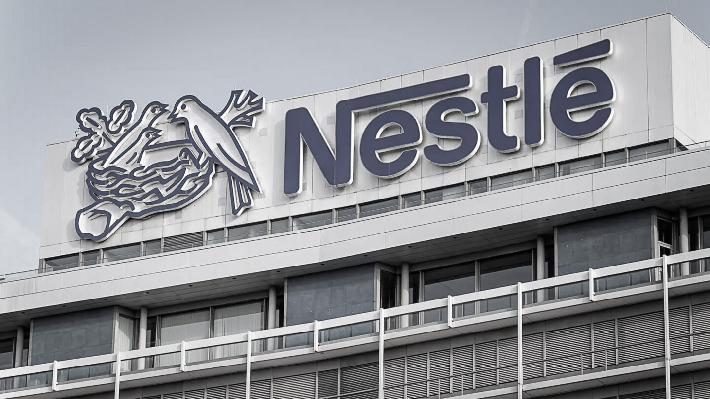 Le logo de Nestlé sur les toits d'un bâtiment de production;
