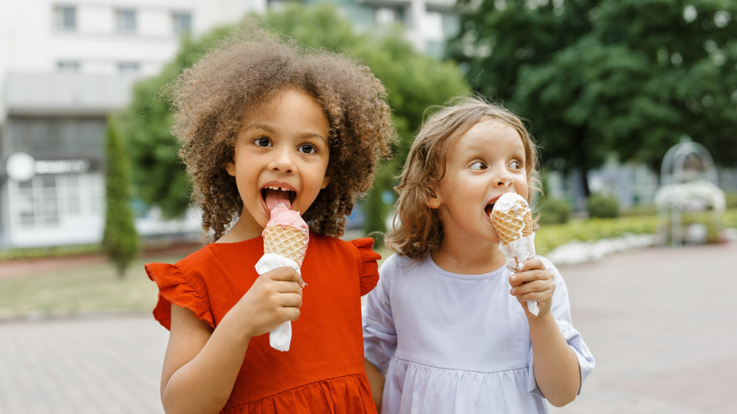 Deux enfants mangent une glace.