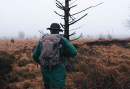 Vue de dos sur Thibaut Herrin, responsable du suivi du loup en ZPP, qui marche dans les Hautes-Fagnes.