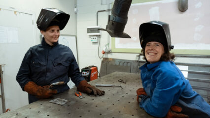 Vi et Adeline de la Fabriek Paysanne posent avec leur équipement pour souder.
