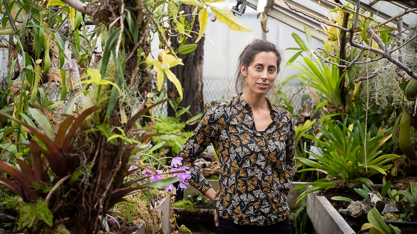 Plan américain de Marlène Feyereisen, dans une des serres du jardin botanique de Liège.