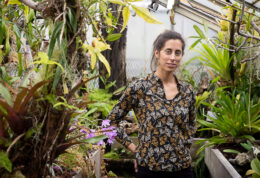 Plan américain de Marlène Feyereisen, dans une des serres du jardin botanique de Liège.