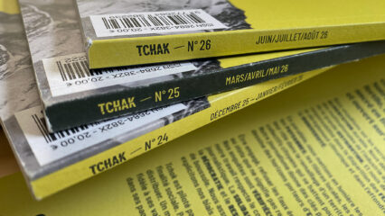Photo montrant la tranche de trois numéros de Tchak, en gros plan.