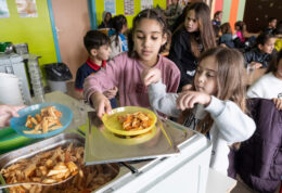Et si on rendait les cantines scolaires gratuites et de qualité ?