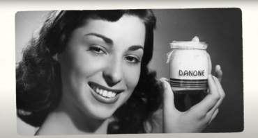 Danone, c’est blanc comme un yaourt naturel, son nom se confond avec celui d’un yaourt naturel, mais ce n’est pas un yaourt naturel. Malgré son slogan « la santé pour tous », la multinationale n’a jamais hésité à ajouter de nombreux additifs dans ses produits.