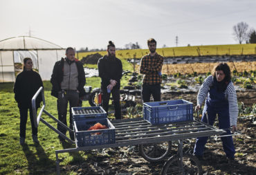 Agriculture : stop à la démesure technologique. Sur cette photo, la kabalèze... Une charrette haute de transport conçue pour les maraîchers.