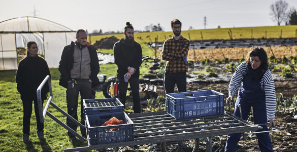 Agriculture : stop à la démesure technologique. Sur cette photo, la kabalèze... Une charrette haute de transport conçue pour les maraîchers.