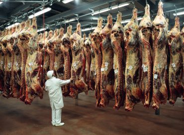 JBS, groupe brésilien, s’affiche comme le plus grand vendeur de viande au monde.