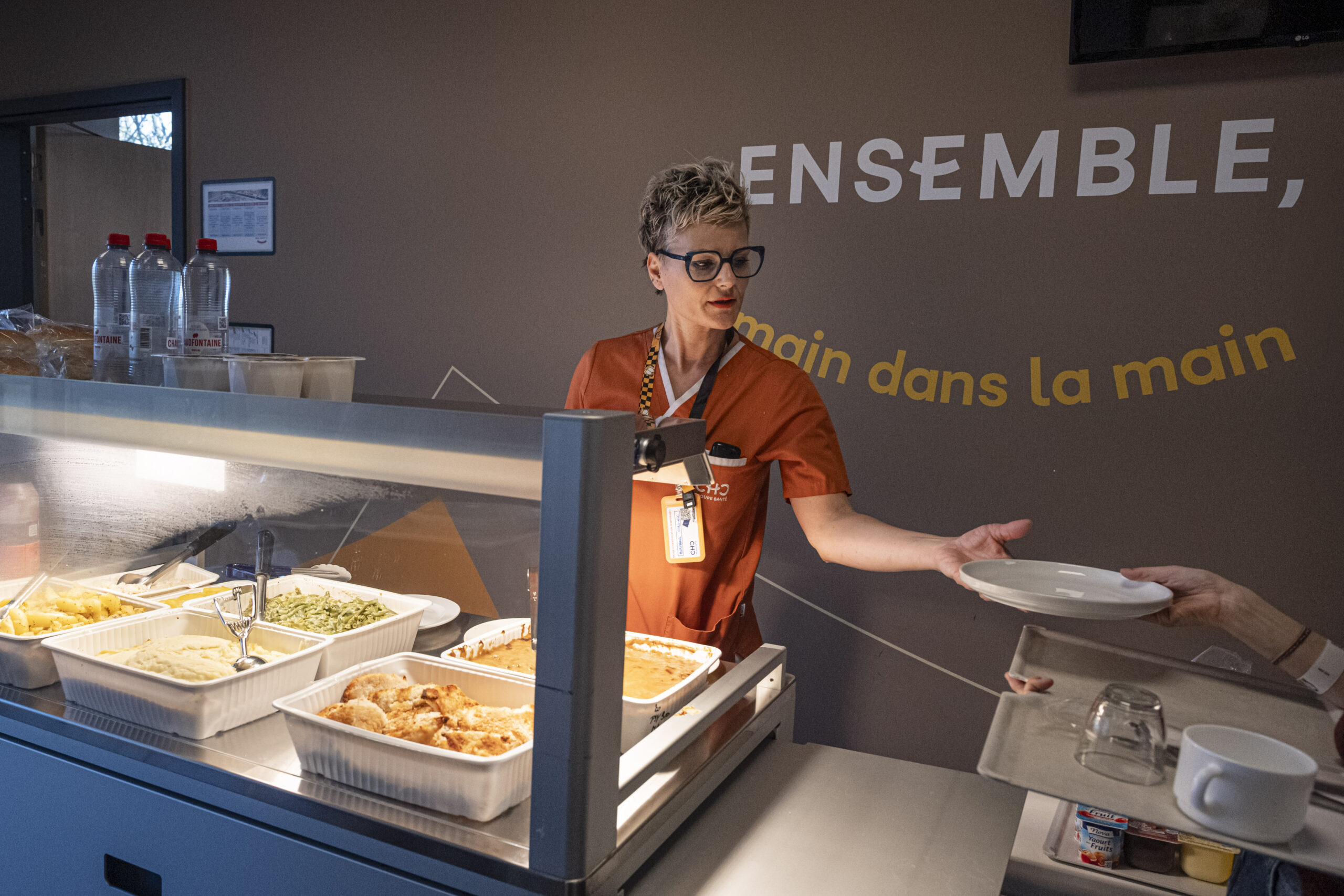 Une aide hôtelière sert le repas de midi au CHC Montlégia.
